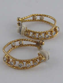 A pair of yellow metal (tests 9