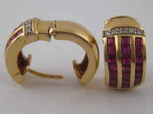 A pair of yellow metal (tests 14