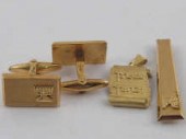 A pair of yellow metal (tests