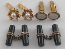 A pair of yellow metal (tests 14