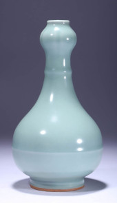 A PALE CELADON GLAZED GARLIC-H