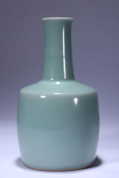 A PALE CELADON GLAZED MALLET V