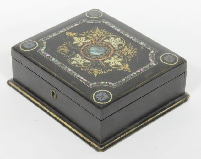 A papier-m?ch? jewellery box 16cm