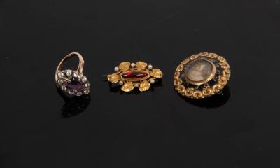 A paste set dress ring, the central