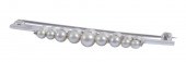 A PEARL BAR BROOCH 18ct white