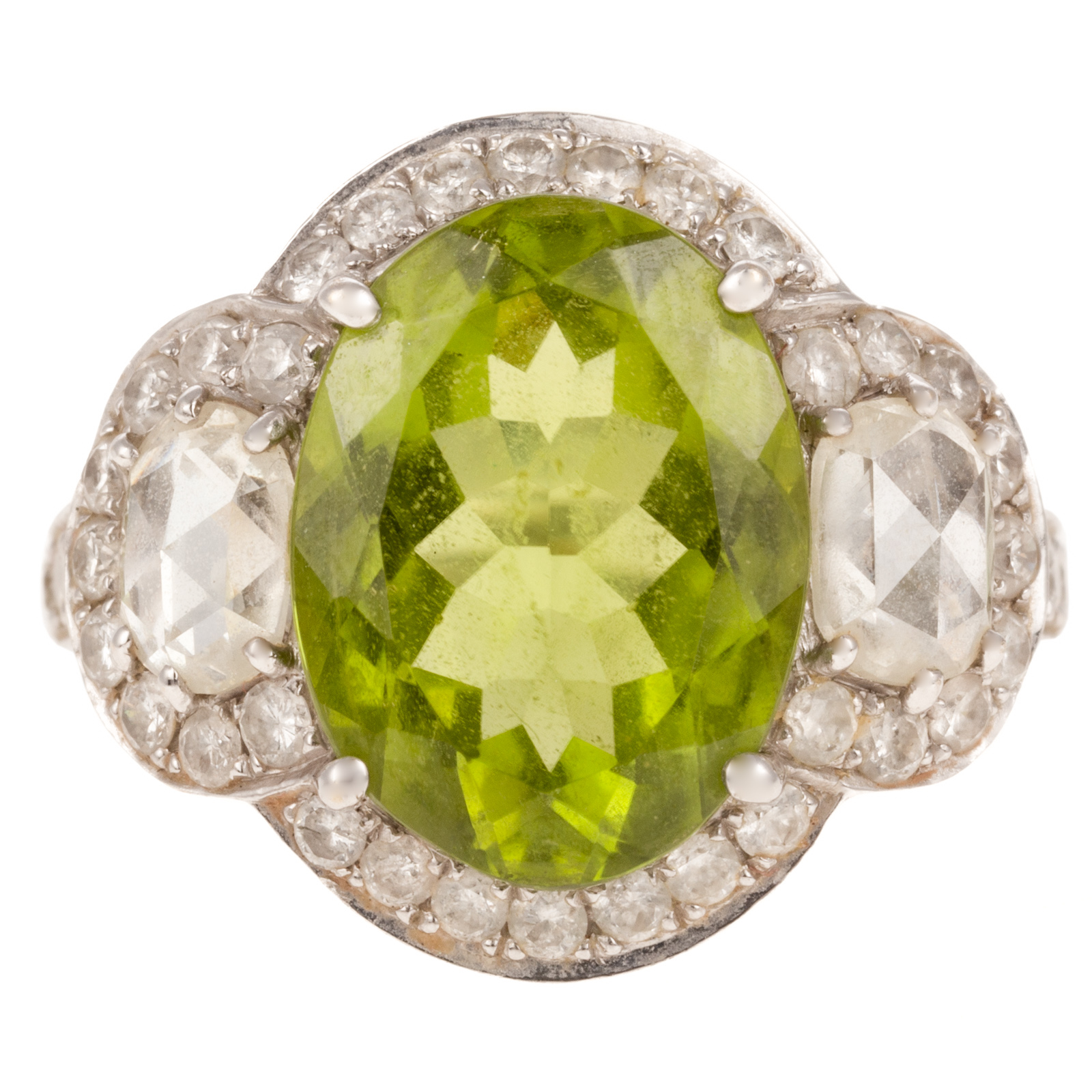 A PERIDOT & DIAMOND RING IN 18K 18K