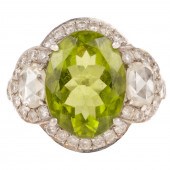 A PERIDOT & DIAMOND RING IN 18