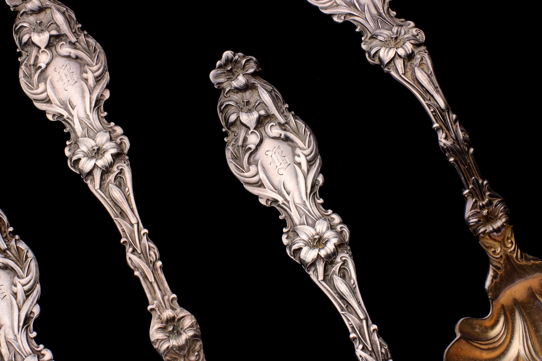 A PIECE SERVICE OF WHITING LILY