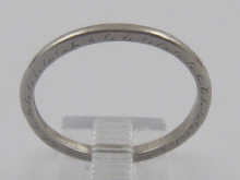 A platinum wedding band approx. 2.7