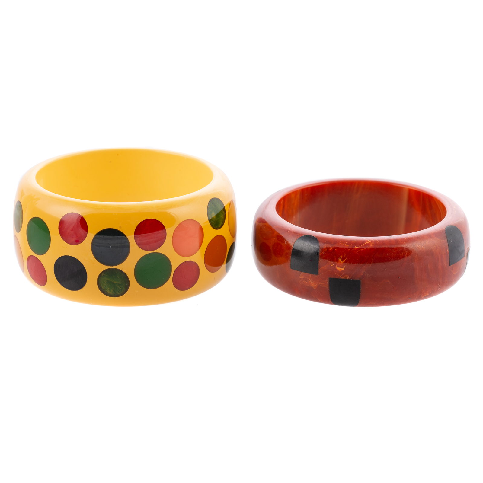 A POLKA-DOT BAKELITE BANGLE &