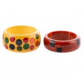 A POLKA-DOT BAKELITE BANGLE &