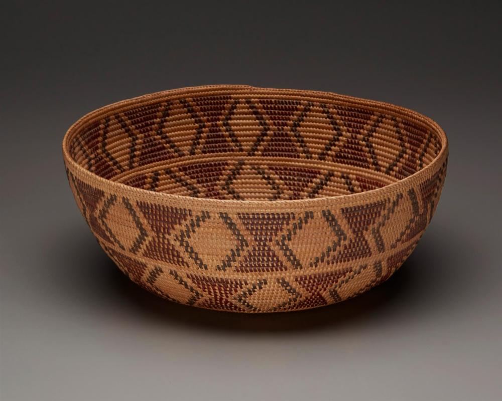A POLYCHROME YOKUTS BASKETA