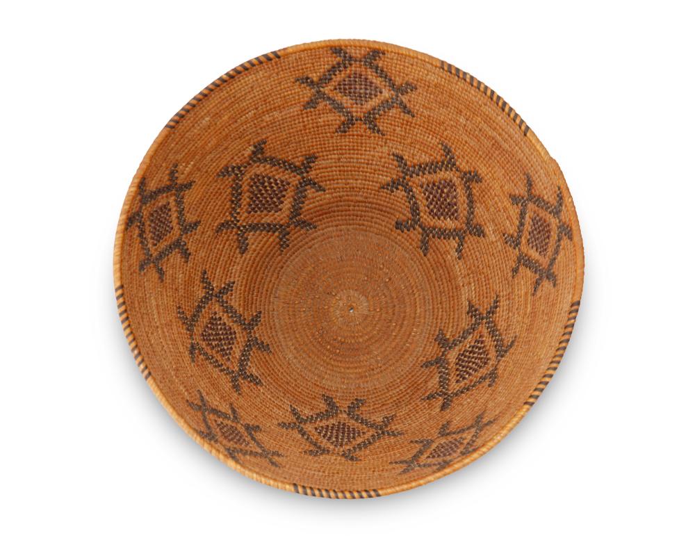 A POLYCHROME YOKUTS BASKETA