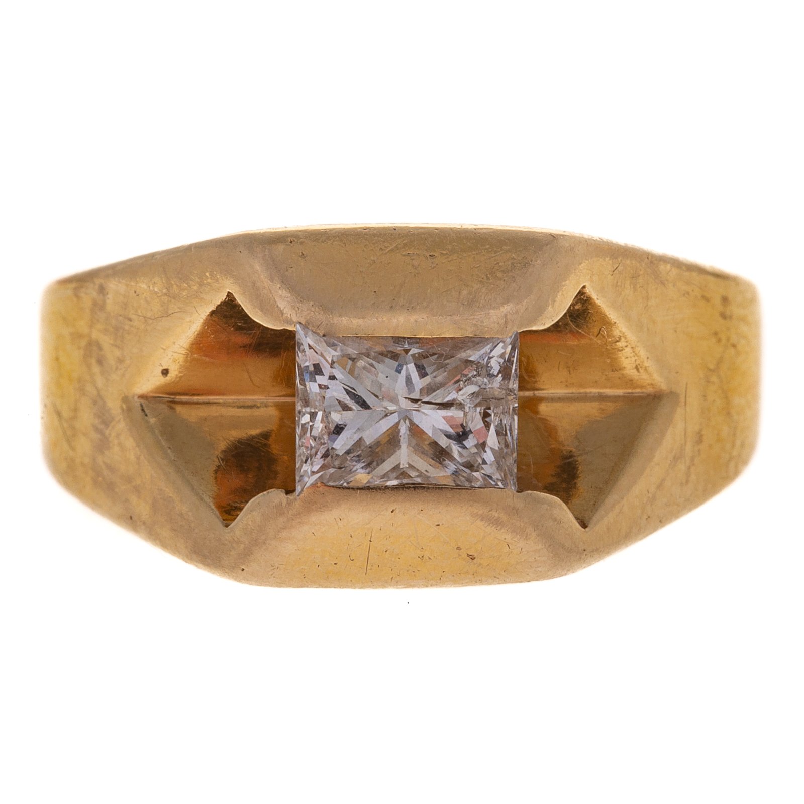 A PRINCESS CUT DIAMOND RING IN