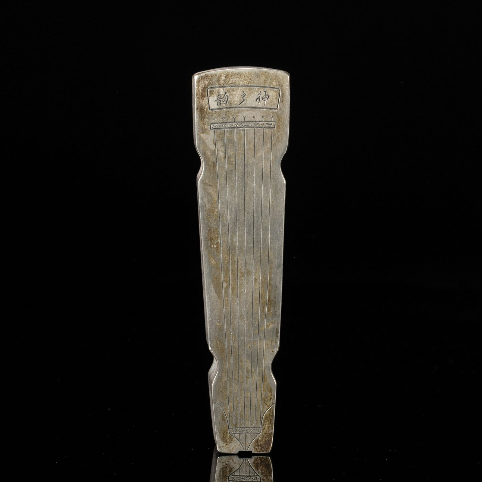 A QIN SHAPED TIN BOXA QIN SHAPED