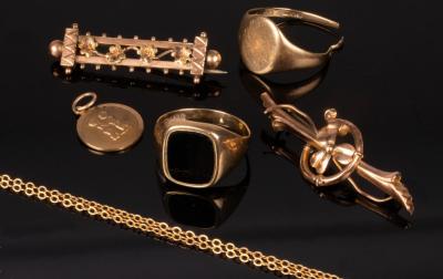A quantity of 9ct gold jewellery,
