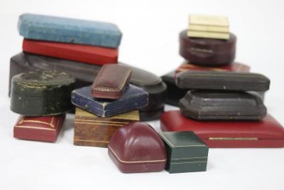 A quantity of antique and vintage