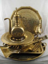 A quantity of brassware includ