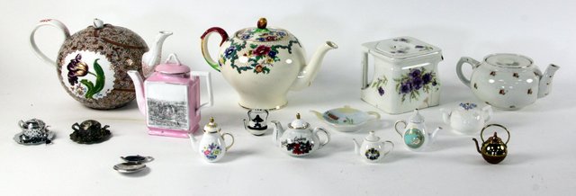 A quantity of ceramic novelty