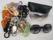 A quantity of costume jewellery and