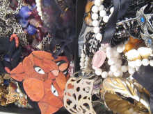 A quantity of costume jewellery.