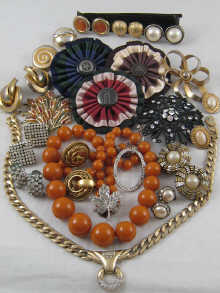 A quantity of costume jewellery