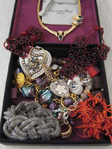 A quantity of costume jewellery