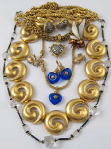 A quantity of costume jewellery