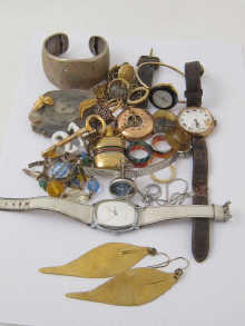 A quantity of costume jewellery