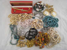 A quantity of costume jewellery.