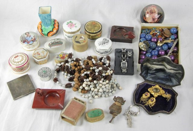 A quantity of costume jewellery and