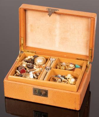 A quantity of costume jewellery