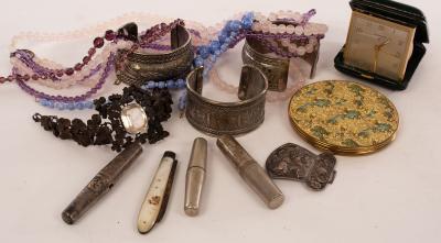 A quantity of costume jewellery