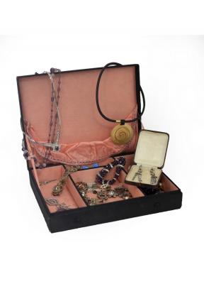 A quantity of costume jewellery