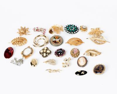 A quantity of costume jewellery