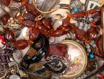 A quantity of costume jewellery