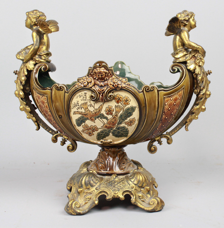 A QUANTITY OF DECORATIVE