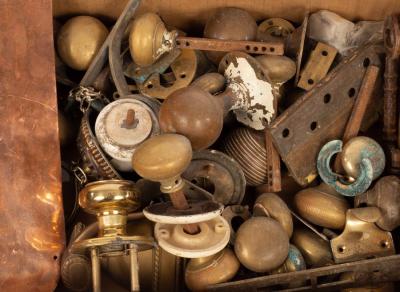 A quantity of door knobs, door