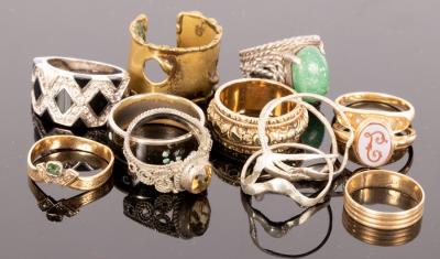 A quantity of dress rings,