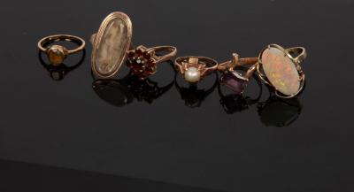 A quantity of dress rings including