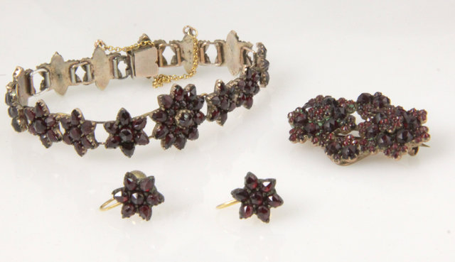 A quantity of garnet set