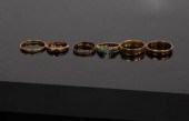 A quantity of gold rings inclu