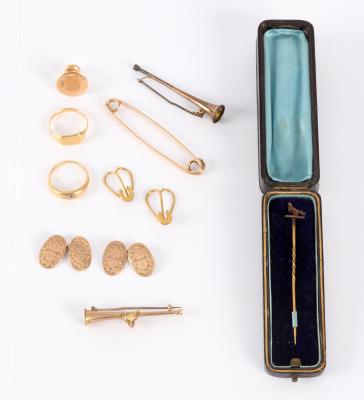 A quantity of gold stick pins,