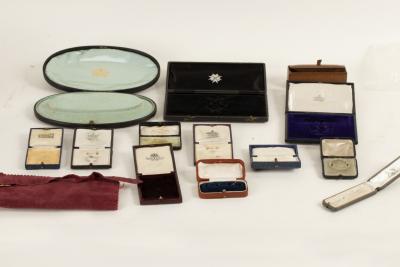 A quantity of jewellery and medal