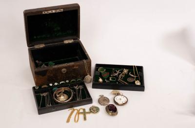 A quantity of jewellery including