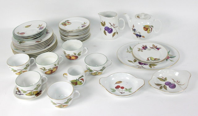 A quantity of Royal Worcester