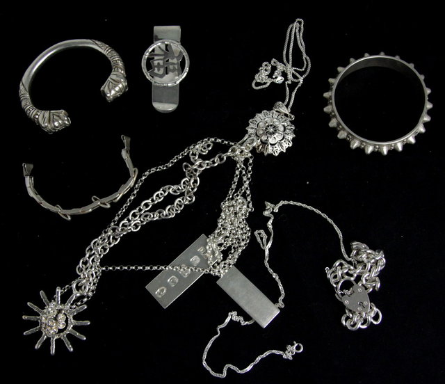 A quantity of silver and white