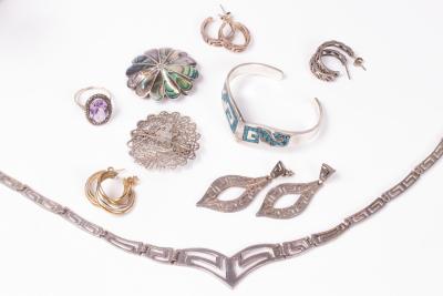 A quantity of silver jewellery,