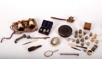 A quantity of thimbles, including