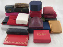 A quantity of vintage jewellery
